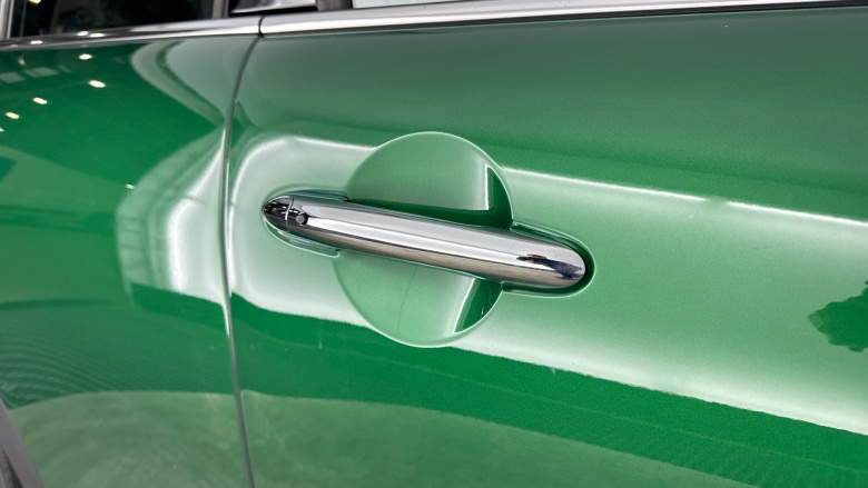 MINI Hatchback 1.5 Cooper Classic 5dr Petrol Hatchback